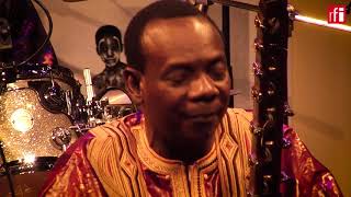 Toumani Diabaté et le Symmetric Orchestra interprètent quotMali Sadioquot [upl. by Akenehs689]