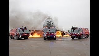 Nieuwe brandweerwagens op Schiphol [upl. by Linsk802]