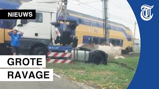 Botsing tussen vrachtwagen en trein gefilmd [upl. by Depoliti583]