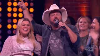 Garth Brooks amp Kelly Clarkson sing quotAint Going Down Til The Sun Comes Upquot Live Concert Performance [upl. by Etteniotna]