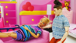 Barbie grávida reforma o quarto para o bebê Novelinha de Barbie e sua família em português [upl. by Yelhsa568]