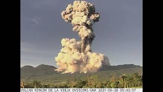 Erupción en volcán Rincón de la Vieja [upl. by Otrepur]